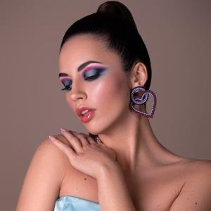 Corso Di Trucco Camouflage Online Da Crisam Professional Make-Up Academy Entra Nel Mondo Del Trucco Professionale Con Il Corso Di Trucco Camouflage Online Offerto Da Crisam Professional Make-Up Academy. Questo Corso Intensivo È Specificamente Progettato Per Chi Desidera Imparare Le Tecniche Di Camouflage Senza Lasciare La Comodità Di Casa Propria. Perfetto Per Chi Cerca Flessibilità, Il Corso Di Trucco Camouflage Online Ti Insegna A Mascherare Efficacemente Imperfezioni E Discromie, Trasformando Non Solo Il Viso Ma Anche La Fiducia Dei Tuoi Clienti. Attraverso Lezioni Di Makeup Online In Italia, Guidate Da Esperti Del Settore, Apprenderai L'Arte Di Selezionare E Applicare I Prodotti Ideali Per Ogni Tipo Di Pelle, Garantendo Risultati Sorprendentemente Naturali. Il Nostro Curriculum Online È Arricchito Da Video Tutorial Dettagliati, Sessioni Interattive E Supporto Continuo Da Parte Dei Docenti, Offrendoti Un'Esperienza Di Apprendimento Di Primo Livello.